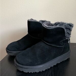 UGG Mini Bailey Button II Black Suede Boots Womens Size 6.5 Shearling